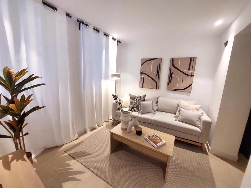 Image 2 of HELEARON SUITE