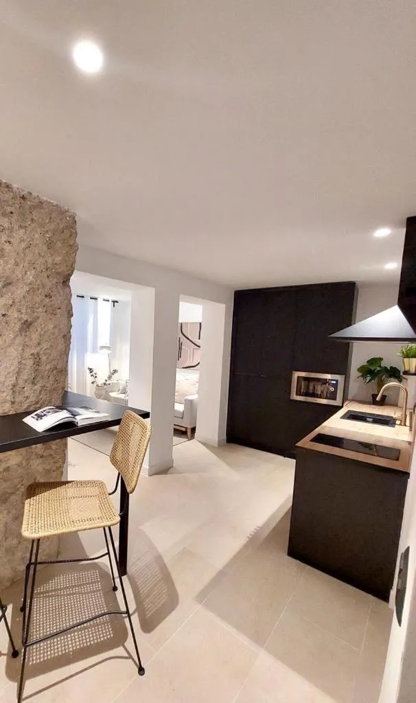 Image 4 of HELEARON SUITE