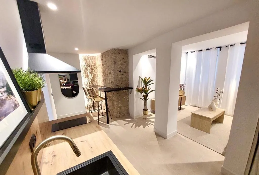 Image 1 of HELEARON SUITE