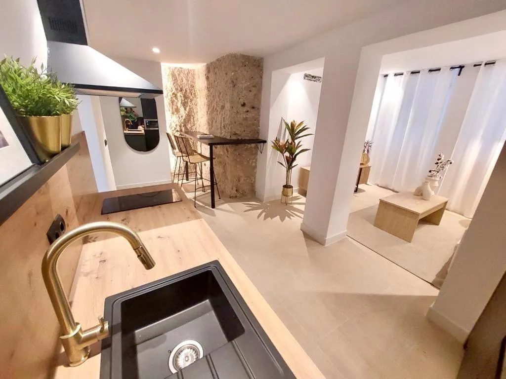 Image 5 of HELEARON SUITE