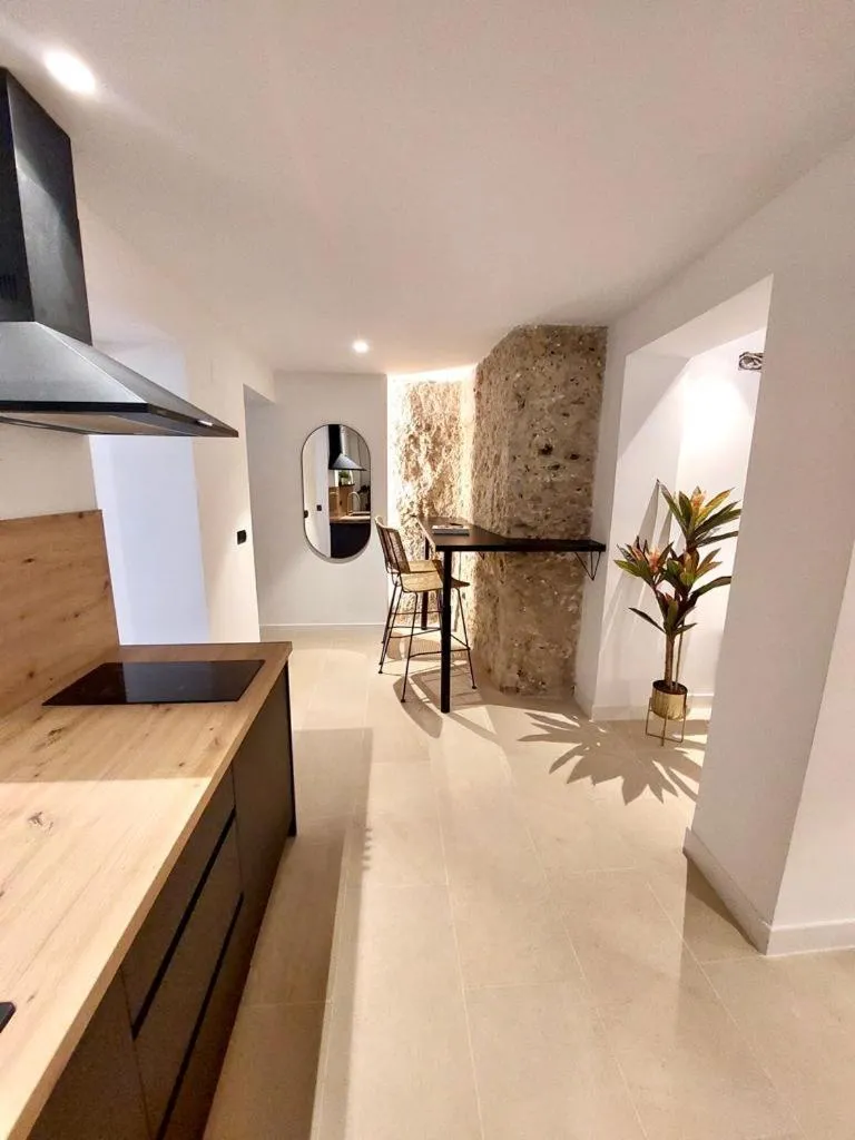 Image 3 of HELEARON SUITE
