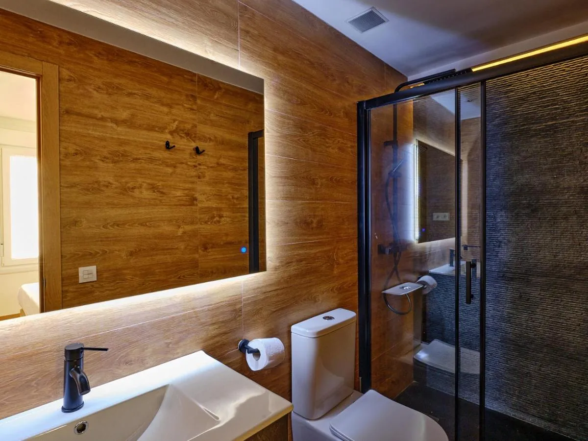 Image 2 of Leo Home- bright & centric 3 bedrooms apartment with private parking included