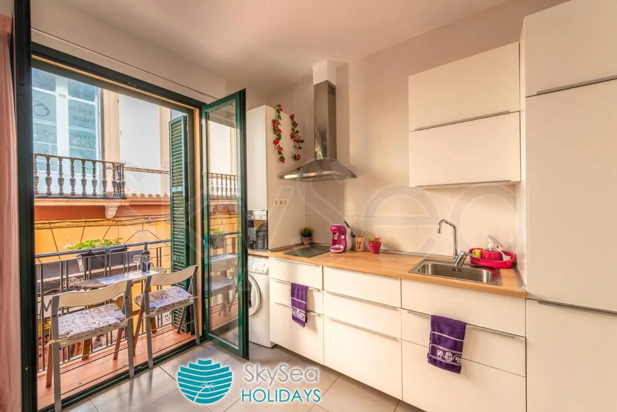 Image 4 of SkySea Holidays CITY CENTER SUITES