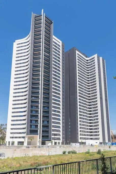 Image 5 of Skyline VI Pool & Coworking by ELE Apartments