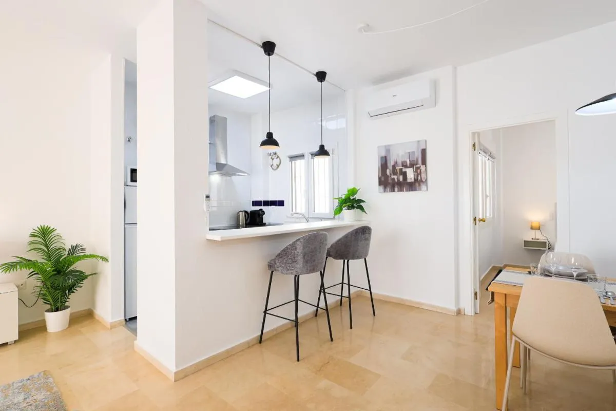 Image 3 of C35 Modern apt in Downtown