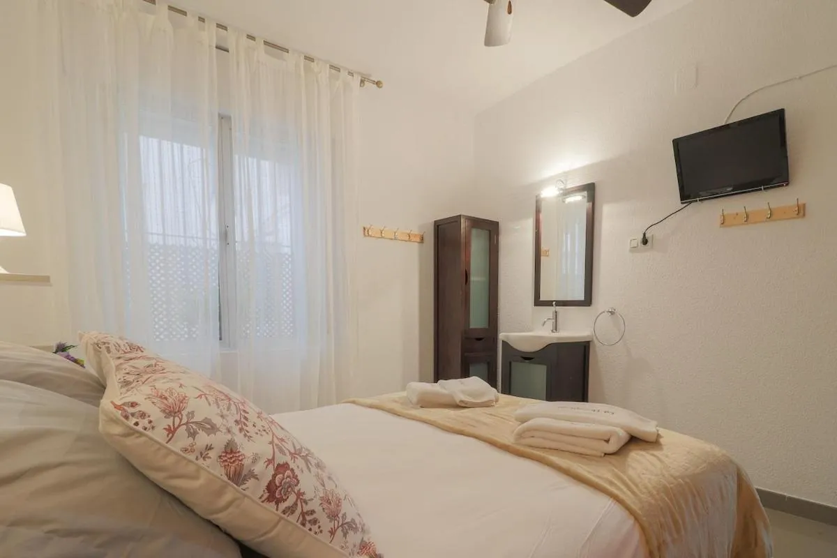 Image 1 of C52 – Seaside 2 Bedrooms By the Center