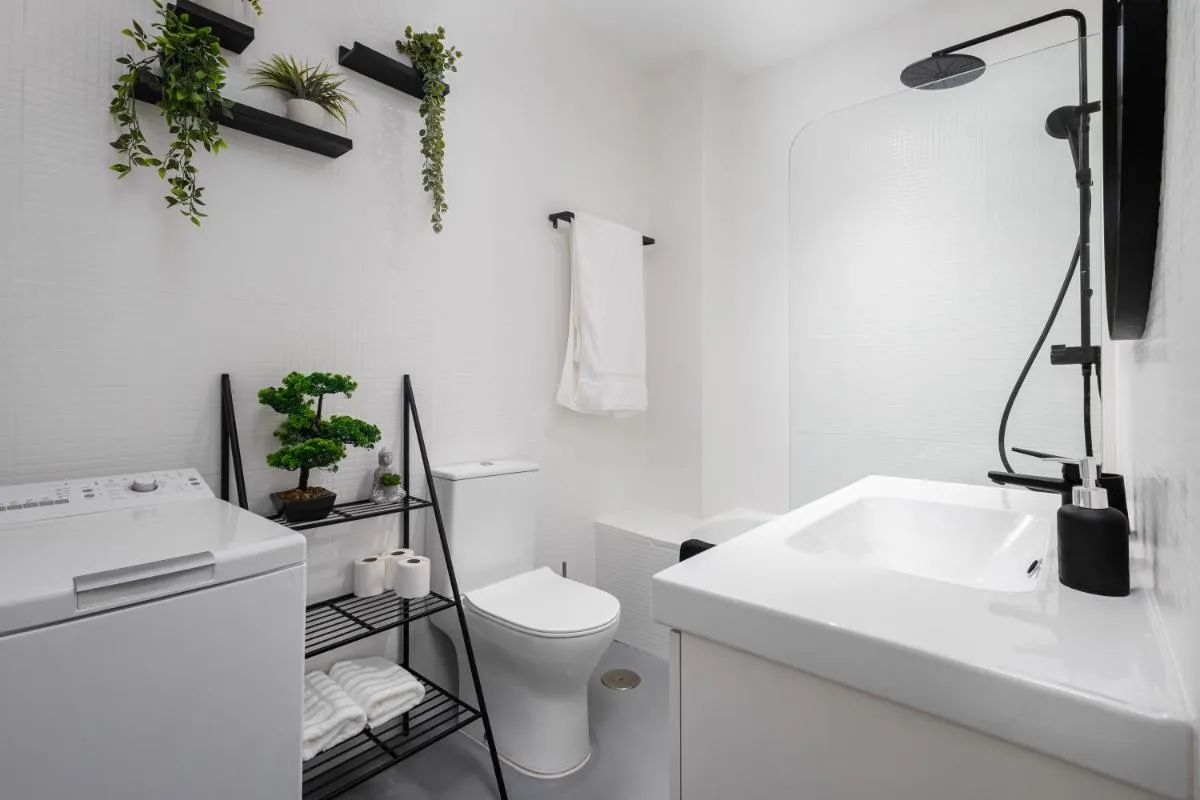 Image 3 of Central Studio Apartment