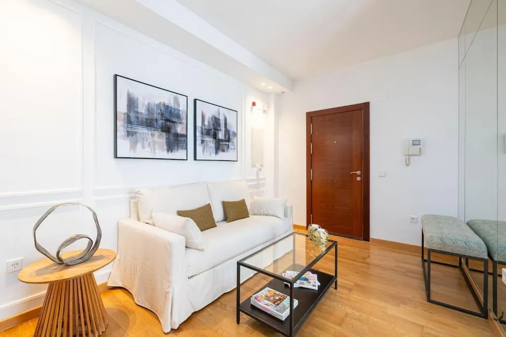 Image 3 of Central apartment with pool