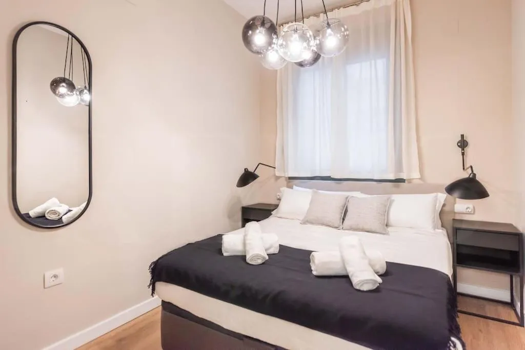 Image 3 of Contemporary Minimalist Apartment by REMS