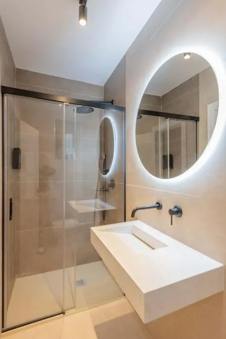Image 4 of Contemporary Minimalist Apartment by REMS