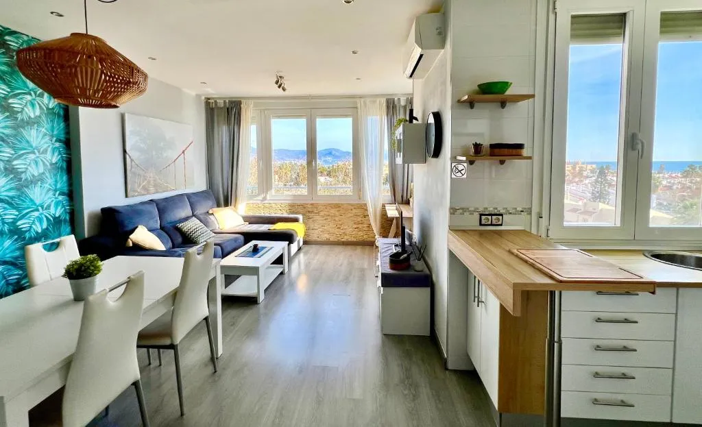 Image of Espectacular apartamento junto al mar, con piscina en Málaga
