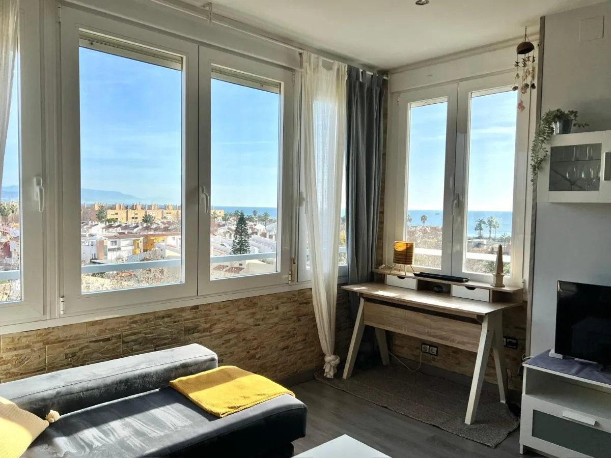 Image 1 of Espectacular apartamento junto al mar, con piscina en Málaga