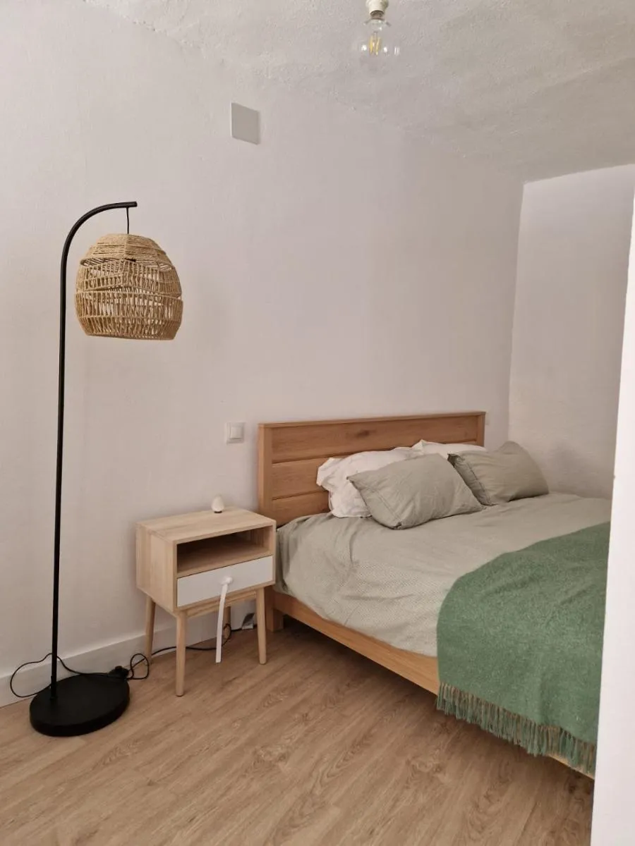 Image 4 of Habitación amplia y tranquila con baño privado en piso compartido