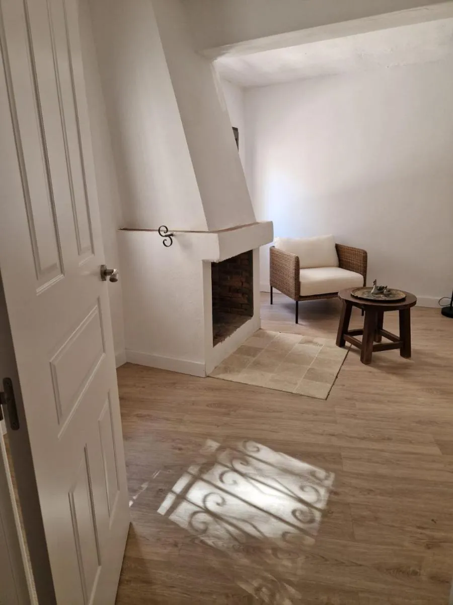 Image 3 of Habitación amplia y tranquila con baño privado en piso compartido