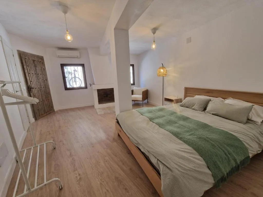 Image of Habitación amplia y tranquila con baño privado en piso compartido