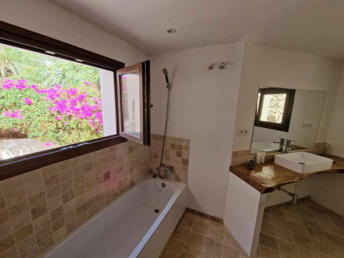 Image 2 of Habitación doble con baño grande privado en piso compartido