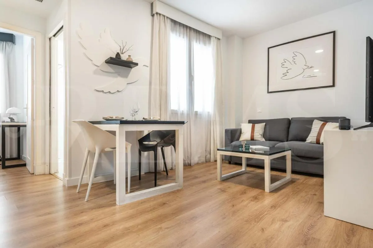 Image 2 of Inviting duplex in front of Picasso Museum by REMS