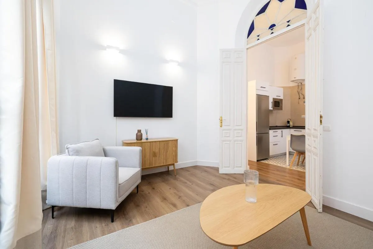 Image 2 of Modern & Spacious -1Bedroom-Center