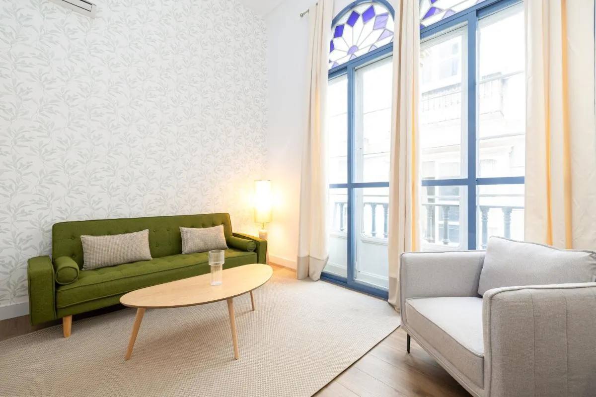 Image 4 of Modern & Spacious -1Bedroom-Center