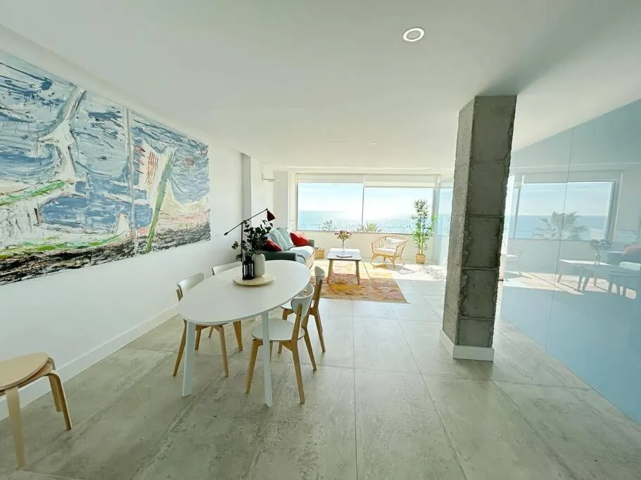 Image of Moderno y completo apartamento frente al mar