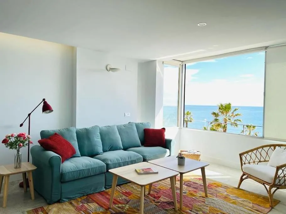 Image 2 of Moderno y completo apartamento frente al mar