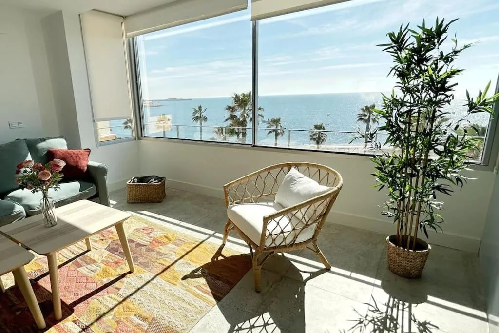 Image 1 of Moderno y completo apartamento frente al mar