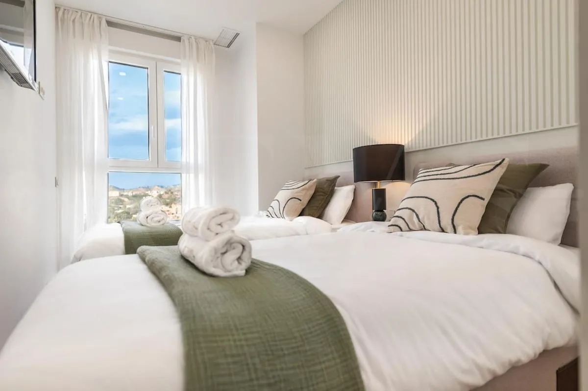 Image 5 of Panoramic skyrise on the 20th floor by REMS