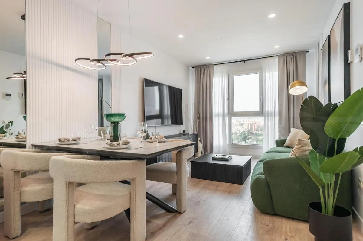 Image 2 of Panoramic skyrise on the 20th floor by REMS