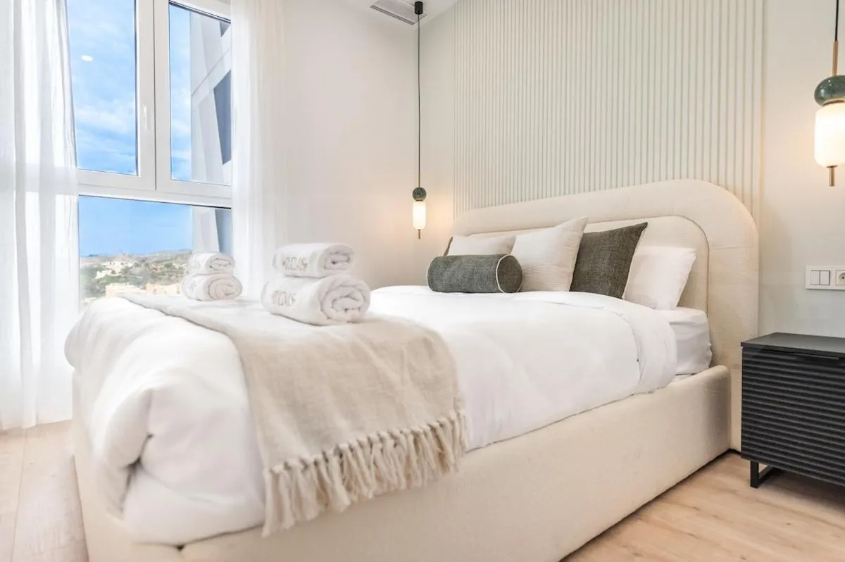 Image 3 of Panoramic skyrise on the 20th floor by REMS