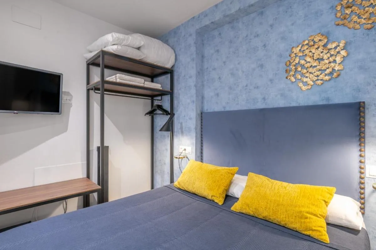 Image 2 of Pineapple Suite