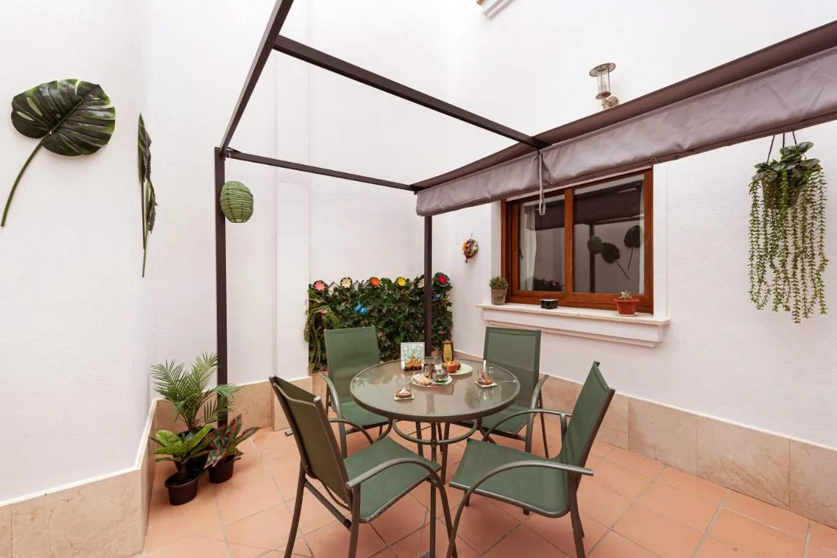 Image 1 of Piscina, patio privado y aparcamiento