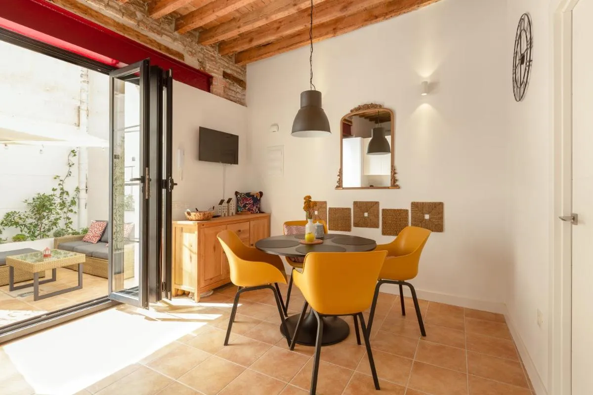 Image 1 of Precioso apartamento con patio y dos habitaciones en el barrio de Picasso