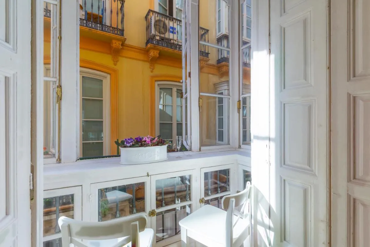 Image 4 of Puerta de Larios: Central three-bedroom apartment with balconies and patio