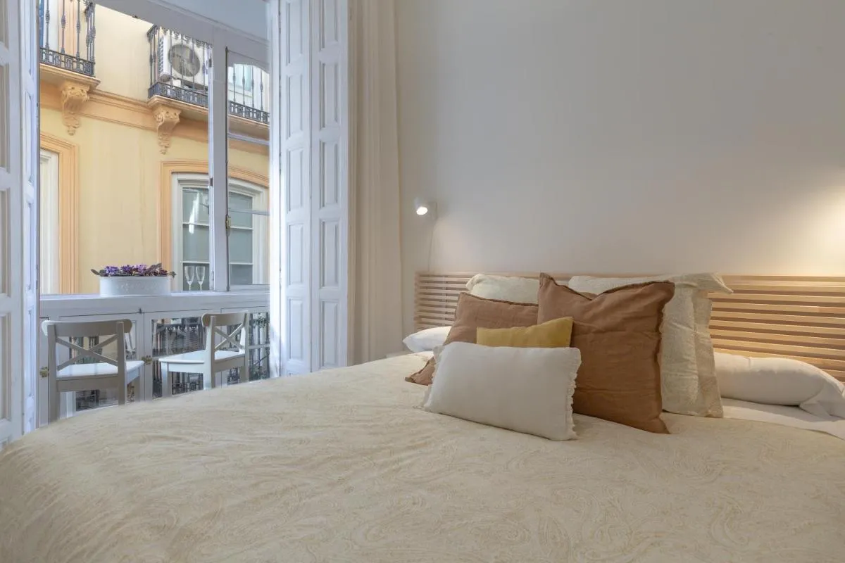 Image 3 of Puerta de Larios: Central three-bedroom apartment with balconies and patio