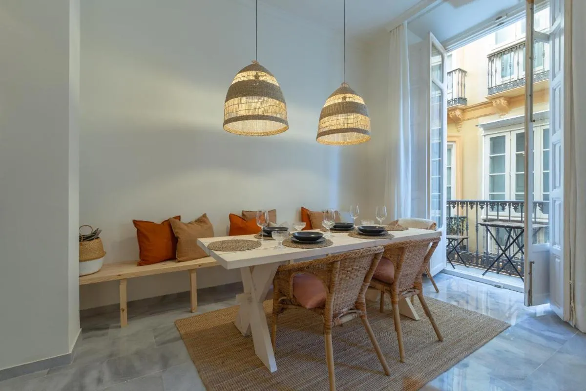 Image 1 of Puerta de Larios: Central three-bedroom apartment with balconies and patio