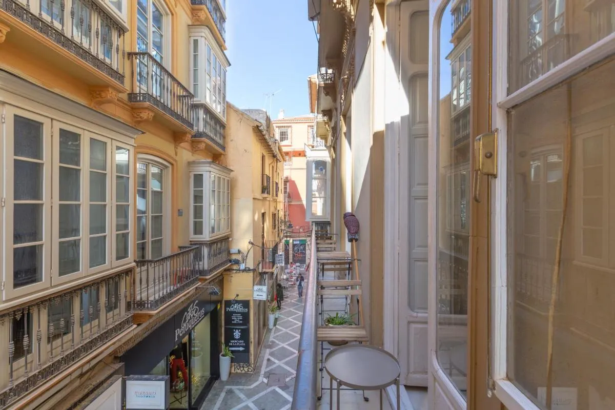 Image 2 of Puerta de Larios: Central three-bedroom apartment with balconies and patio