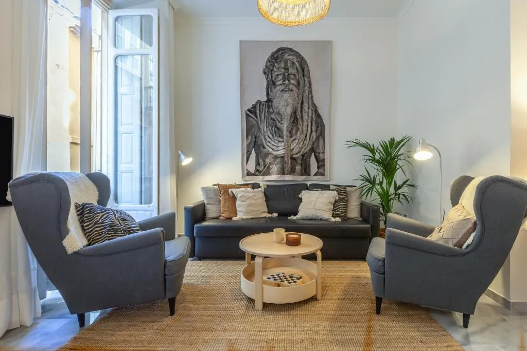 Image of Puerta de Larios: Central three-bedroom apartment with balconies and patio