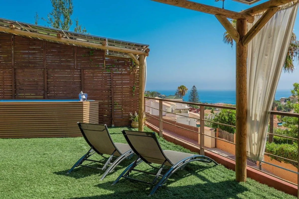 Image 2 of Sea view with shared terrace
