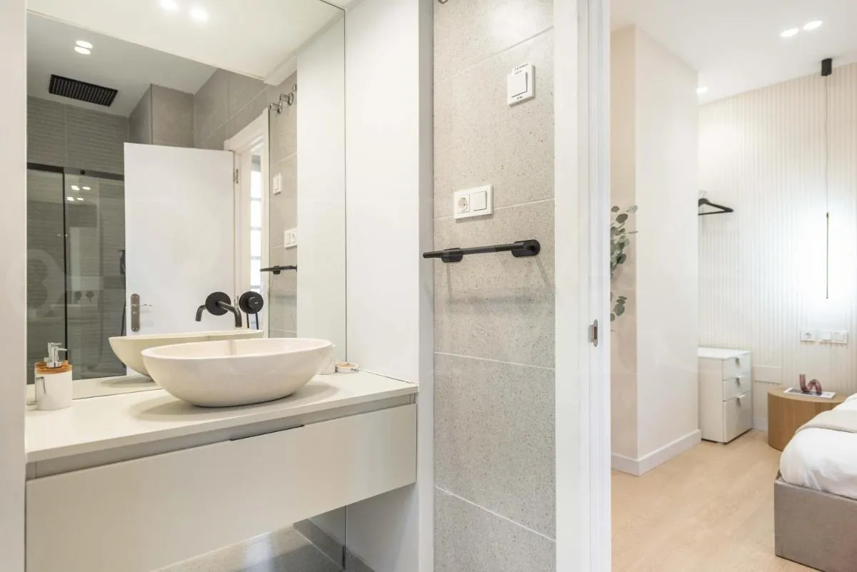 Image 4 of Sophisticated apartment with balcony & city views by REMS