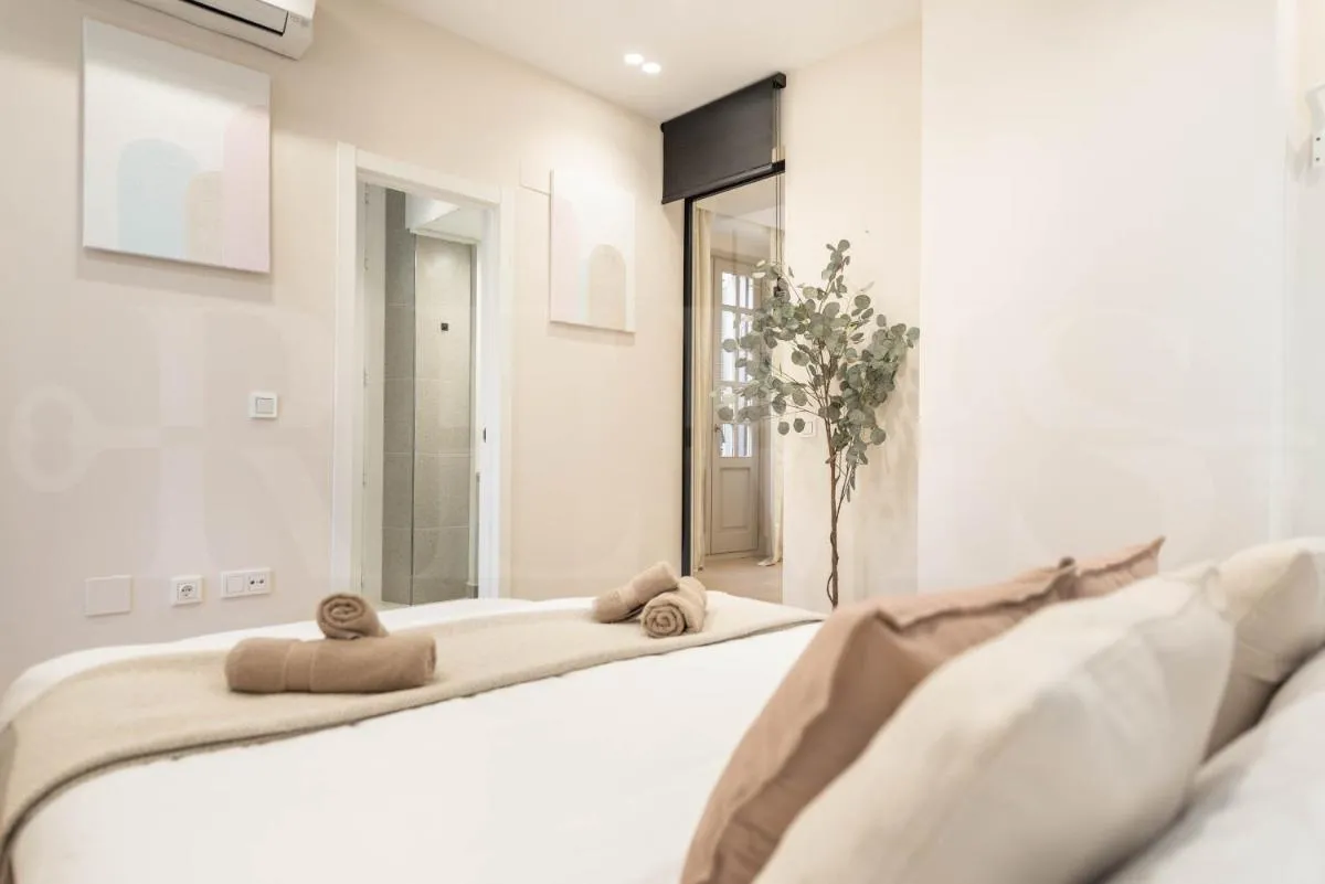 Image 5 of Sophisticated apartment with balcony & city views by REMS