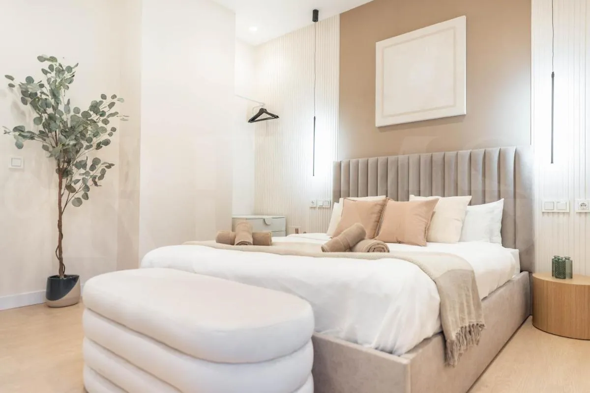 Image 3 of Sophisticated apartment with balcony & city views by REMS
