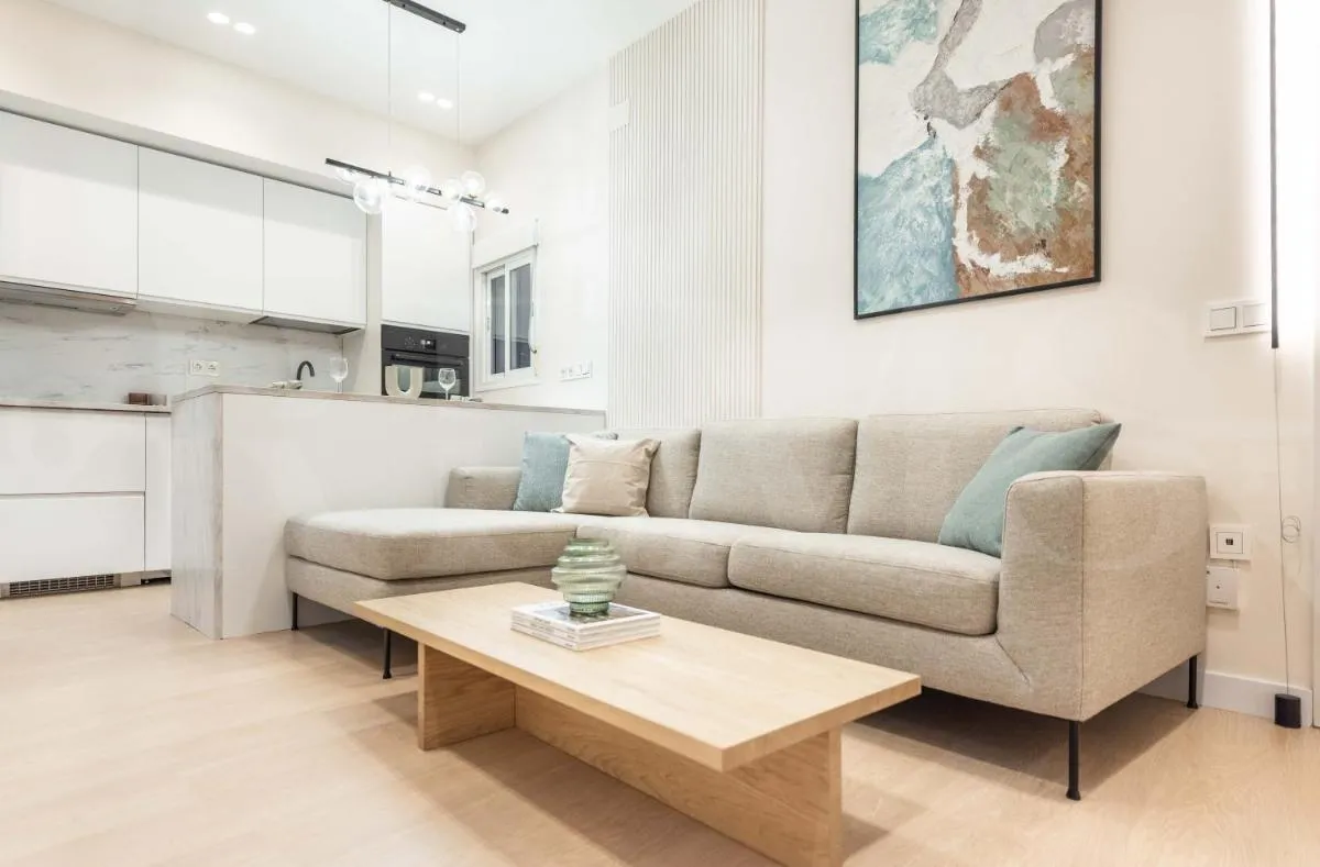 Image 2 of Sophisticated apartment with balcony & city views by REMS