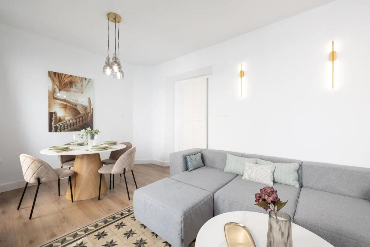 Image 2 of Spacious & Bright -1Bedroom-Terrace-Center
