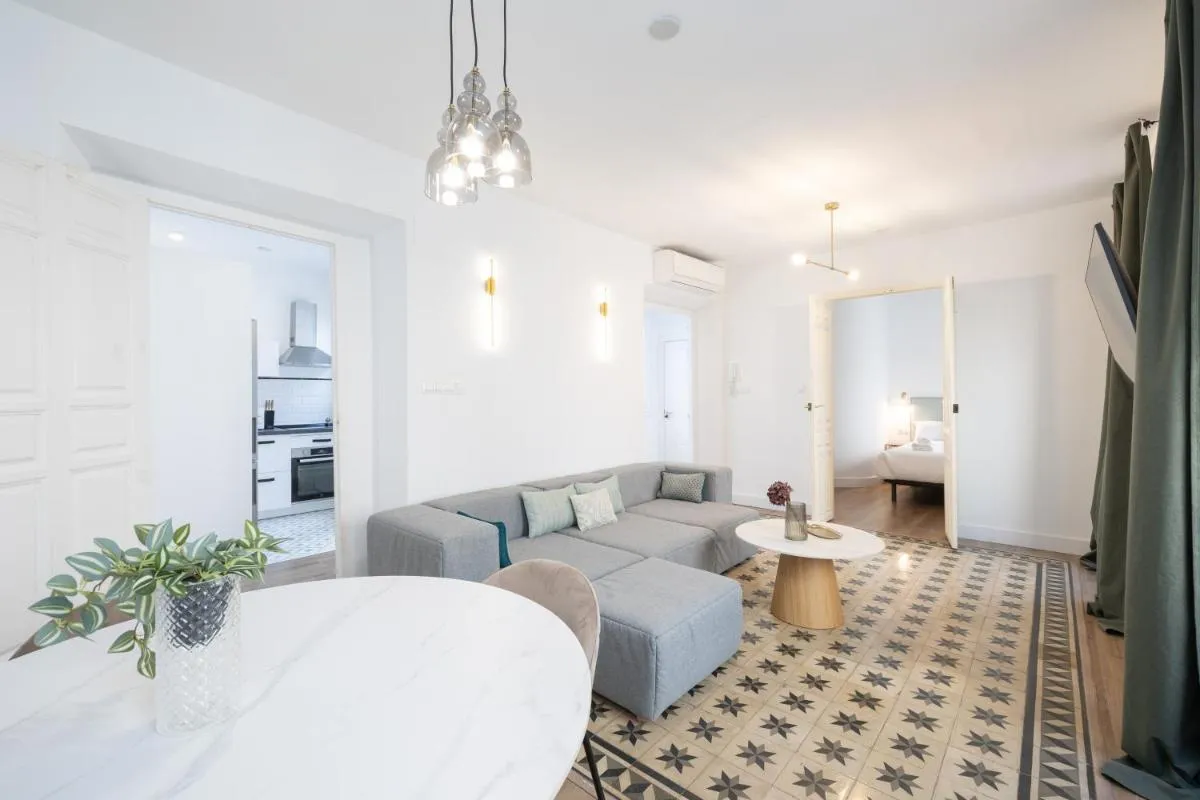 Image 4 of Spacious & Bright -1Bedroom-Terrace-Center