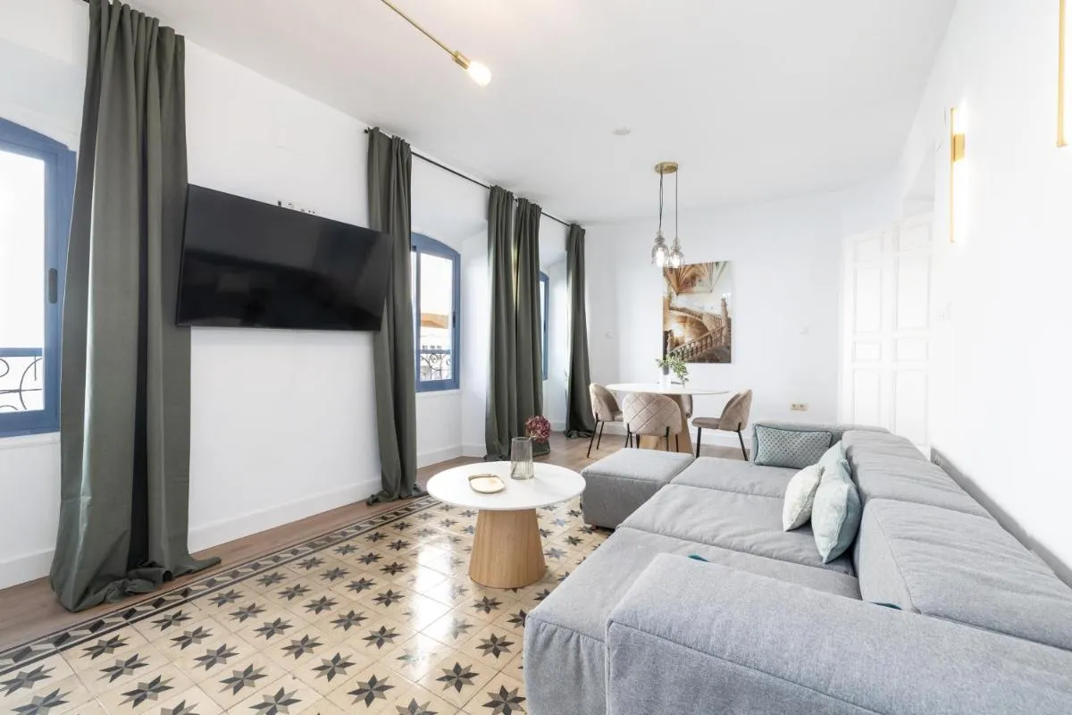 Image 1 of Spacious & Bright -1Bedroom-Terrace-Center