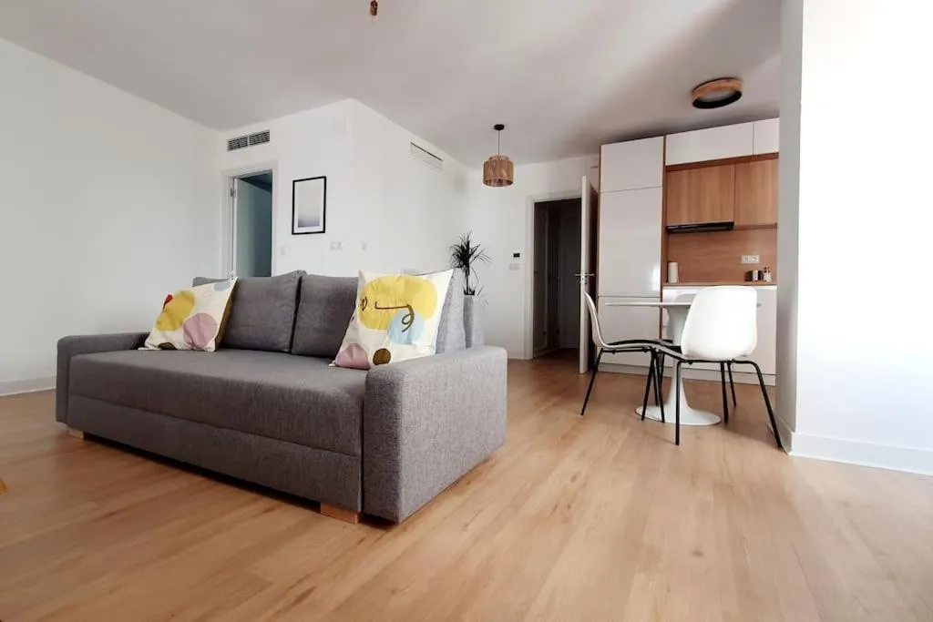 Image 6 of Spacious Loft, Parking Free M