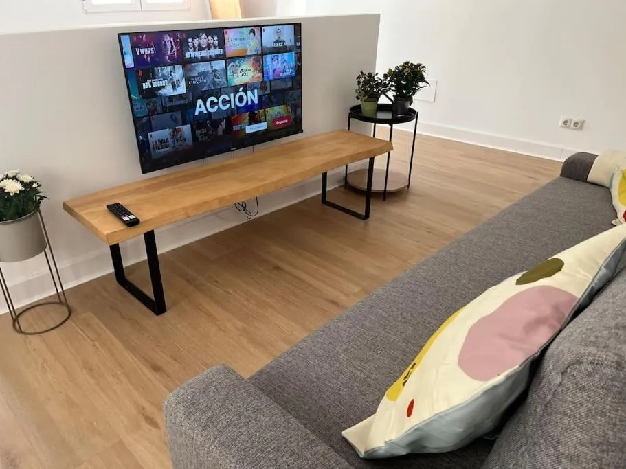 Image 3 of Spacious Loft, Parking Free M
