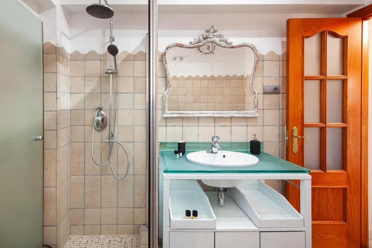 Image 2 of Valentina Home