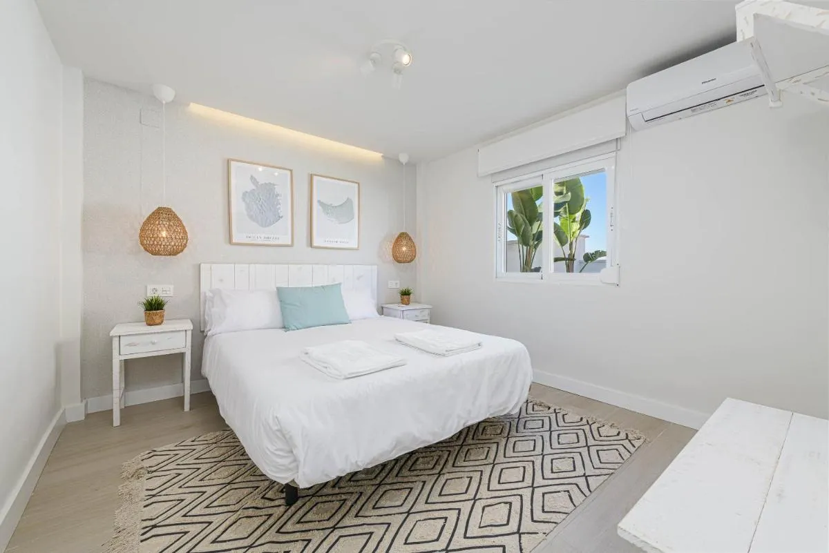 Image 1 of WintowinRentals Exclusivo ático cerca de la playa.
