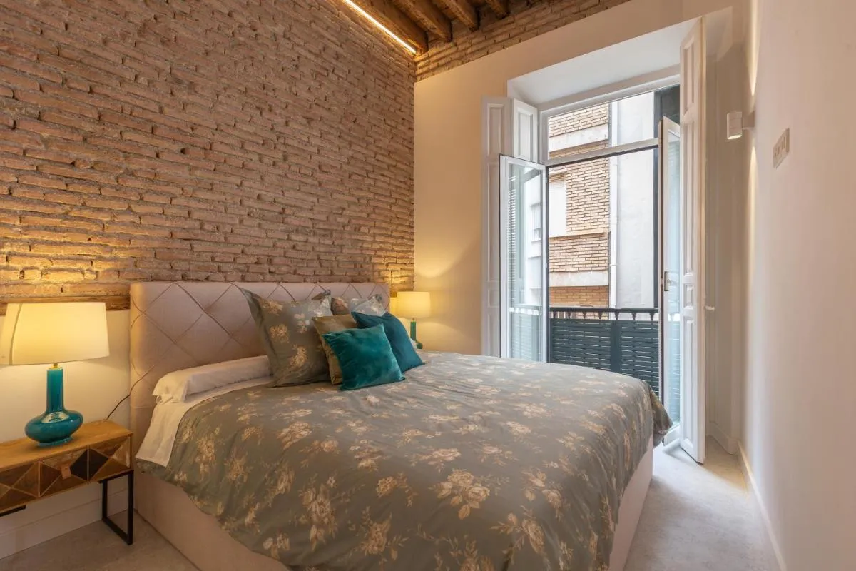 Image 3 of Wonderful apartment with three bedrooms and two bathrooms in the center